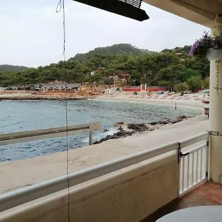 Milna, Hvar Buratovic Daire *