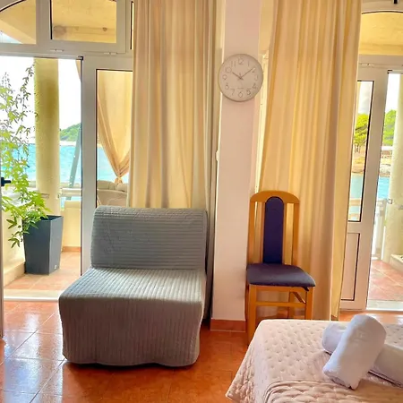Milna, Hvar Buratovic