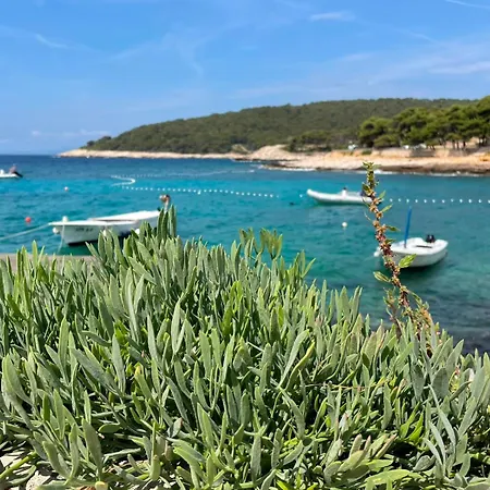Milna, Hvar Buratovic * Hvar Town