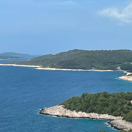 Milna, Hvar Buratovic * Hvar Town