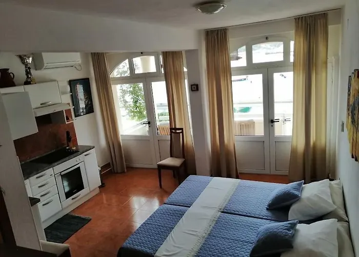 Milna, Hvar Buratovic *