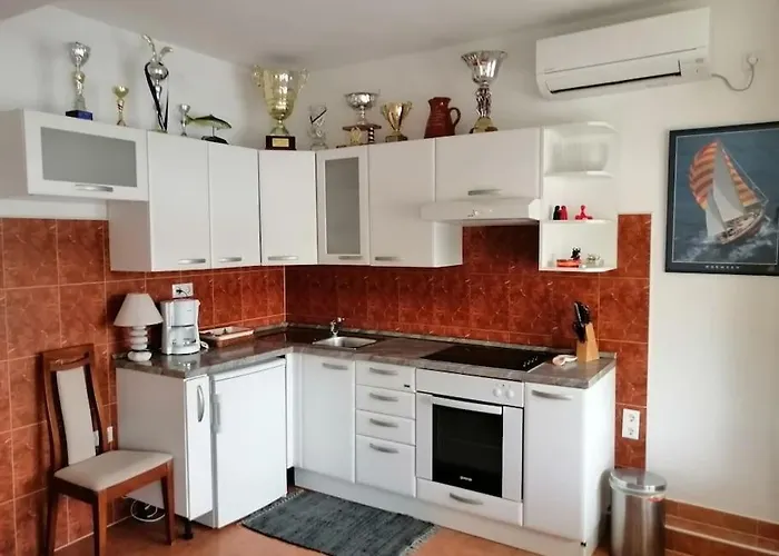 Milna, Hvar Buratovic